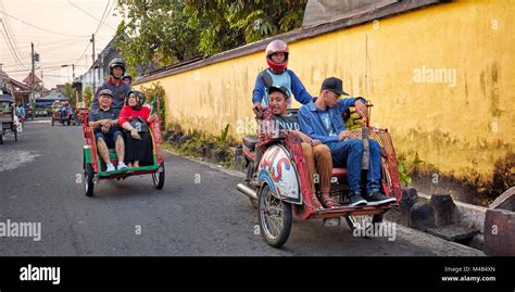 Moto taxi hi-res stock photography and images - Alamy