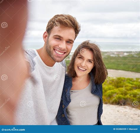 Dobiera Się Brać Selfie Outdoors Na Natura śladzie Obraz Stock Obraz