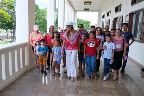 Desfile Patrio Mara Y Familias En Palacio De Gobierno