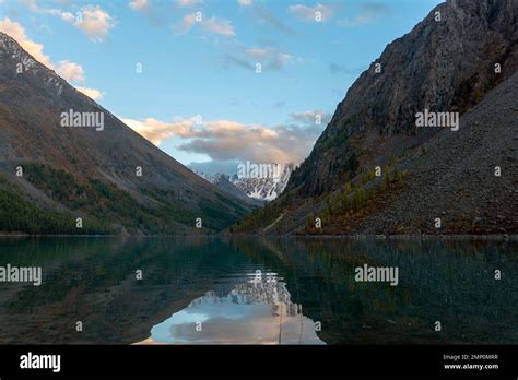 Lac De Montagne Shavlinskoe Entre Les Rochers Avec Des Sommets Enneigés