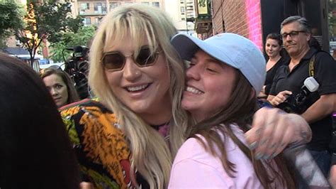 Kesha Tells Same Sex Couple She Ll Happily Officiate Their Wedding