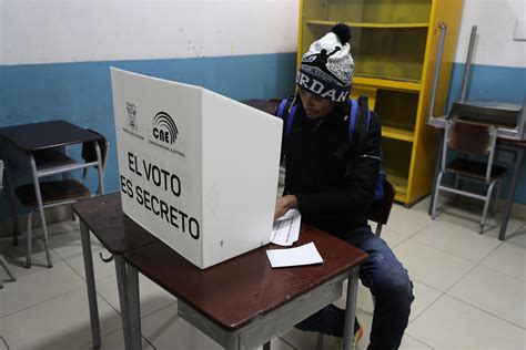 Arranca En Ecuador Elección Presidencial Y De Plebiscitos