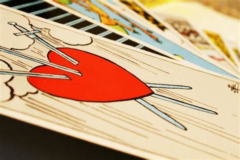 O Que é O Naipe De Espadas No Tarot Personare