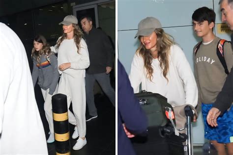 Gisele B Ndchen Chega Ao Brasil Sorridente Para F Rias Os Filhos