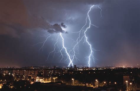 M T O Lyon Des Orages Violents Et De Fortes Pluies En Approche Les