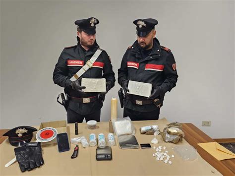 Duro Colpo Allo Spaccio Di Droga Sequestrati 3 5 Chili Di Cocaina