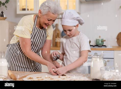 Gl Ckliche Familie In Der K Che Gro Mutter Enkeltochter Kind Schneidet