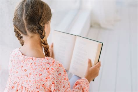 Schönes Kleines Mädchen Ein Buch Zu Lesen Kostenlose Foto