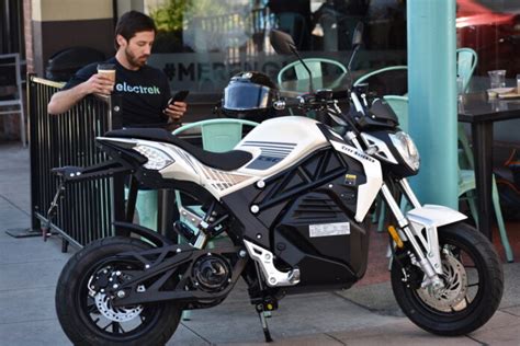 Cuál es la mejor moto para viajar de baja cilindrada Gossip Vehiculos