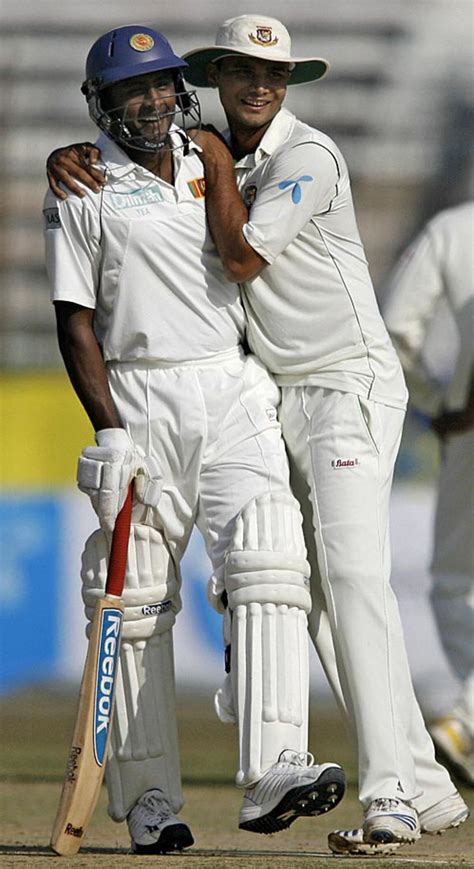 Mashrafe Mortaza And Ajantha Mendis In A Light Hearted Moment