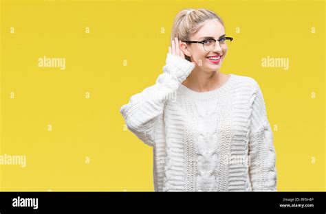 Belle Jeune Femme Blonde Portant Des Lunettes Au Fond Isol Smiling With Hand Sur L Coute D Une
