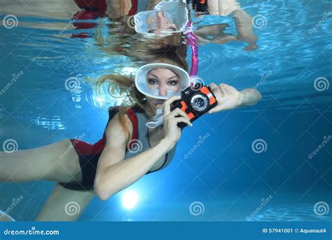 Weibliches Snorkeler Und Unterwasserkamera Stockbild Bild Von