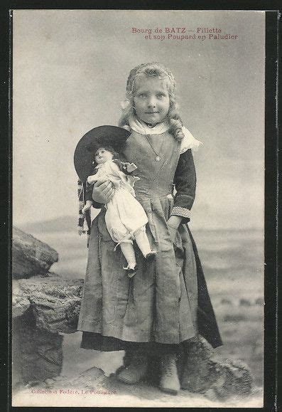 Victorian Girl Holding Her Doll Photos Anciennes Denfants Poupée En