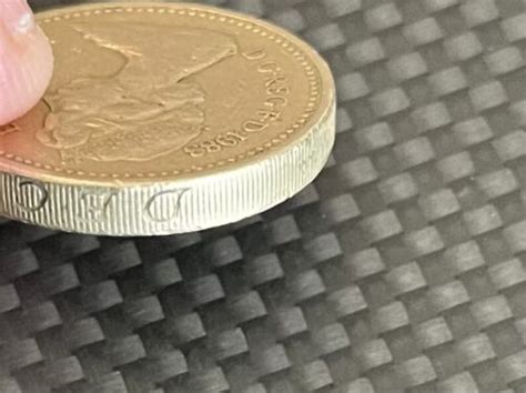 Queen Elizabeth II One Pound Coin ERROR Upside Down United Kingdom UK