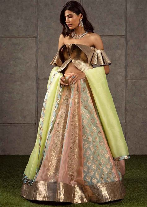 Chic And Elegant Off Shoulder Blouse Designs And Lehenga To Consider For Your Big Day