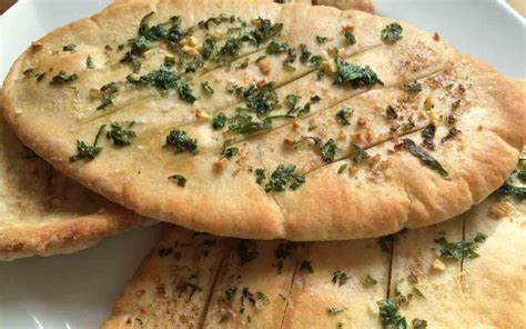 Quick and easy garlic pitta bread - Pikalily food blog