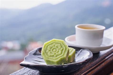 Delicioso Pastel De Frijol Mungo Verde Con Plato De T Negro En Una