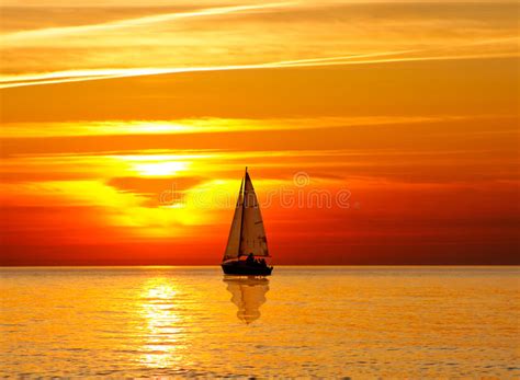 Puesta Del Sol Sobre El Mar Con Los Barcos Imagen De Archivo Imagen