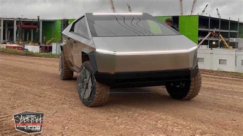 Elon Musk, bir Cybertruck ile yeni Tesla fabrikasını ziyaret etti