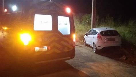 Mulher fica ferida após perder controle do carro e bater contra poste