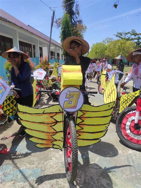 Semarak HUT Kemerdekaan RI Ke 77 SMPN 5 Palopo Juara Lomba Sepeda Hias