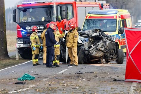 Dwie osoby zginęły w wypadku w Wielkopolsce Cztery są w szpitalu RMF 24