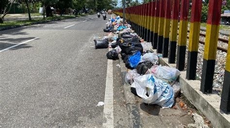 Sampah Berserakan Di Pinggir Jalan Kota Padang Dlh Klaim Petugas Telat