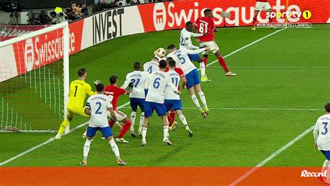 O lance do penálti que permitiu ao Benfica fazer o momentâneo empate