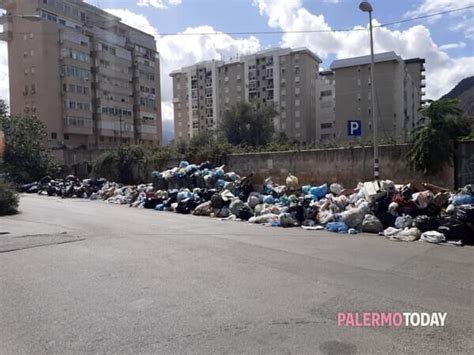 Rifiuti in via Riserva Reale Discarica sempre più grande grazie agli