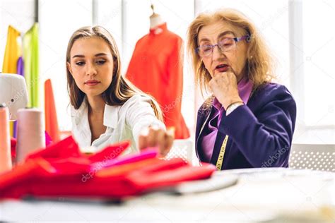 Retrato De Mujer Dise Adora De Moda Elegante Sentado Y Trabajando Con