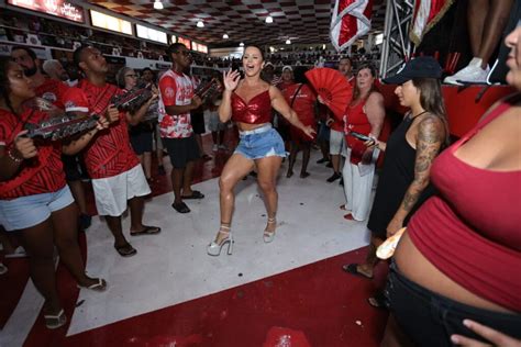 Viviane Ara Jo Surge De Shortinho Jeans Em Ensaio Da Salgueiro No Rio