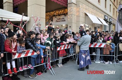 Epifania La Befana Dei Vigili Del Fuoco Arriva In Piazza Grande