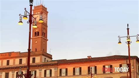 La Lamentela Di Un Cittadino Lampioni Accesi In Piazza Anche Se Gi