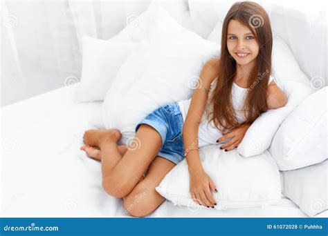 Lächelndes Jugendlich Mädchenporträt Auf Einem Bett Stockfoto Bild Von Mädchen Schön 61072028