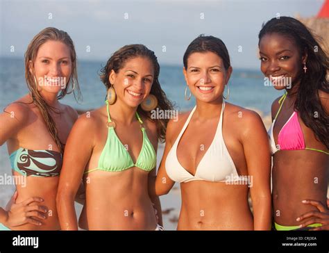 Four Young Women In Bikinis Fotografías E Imágenes De Alta Resolución Alamy