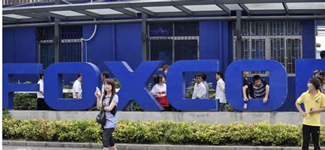 Workers Are Fighting At iPhone Factory In China; Foxconn Offers Rs 1 ...