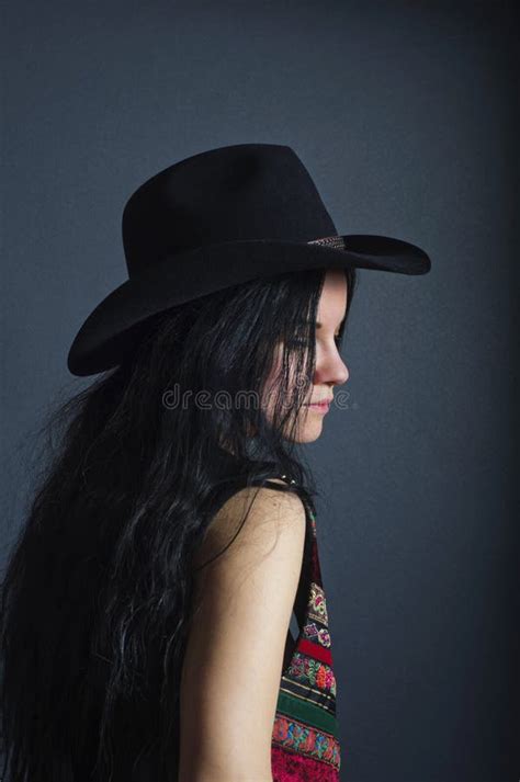 Femme Dans Un Chapeau De Cowboy Photo Stock Image Du Sensuel