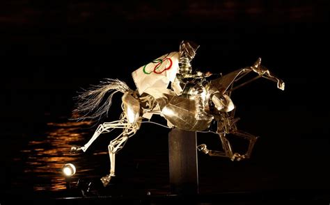 Inédit Le cheval argenté des Jeux Olympiques fait son grand retour à