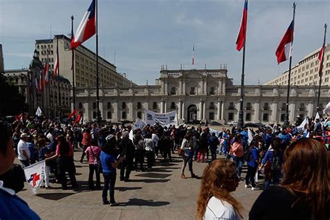 Funcionarios Públicos Se Concentran Frente A La Moneda La Tercera