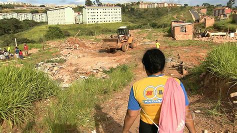 Fam Lias S O Retiradas De Terreno Durante Reintegra O De Posse Em Belo