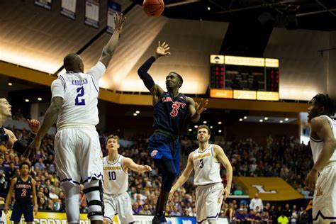 Liberty Flames Mens Basketball Defeats Lipscomb Bisons 74 68 At