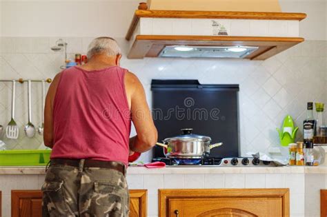 Hombres Mayores Con Ropa De Camuflaje Se Paran En La Cocina Mientras