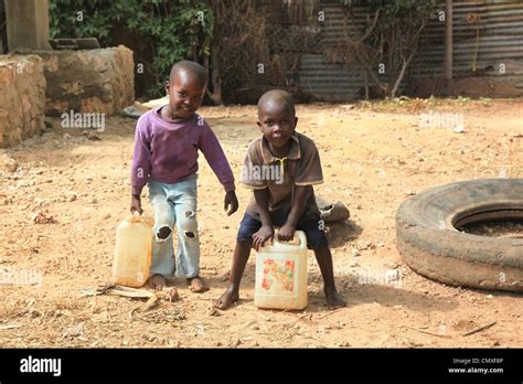 Les enfants pauvres Banque de photographies et dimages à haute