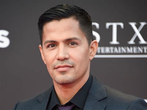 Jay Hernandez Cast As Thomas Magnum In Cbs Magnum Pi Reboot Pilot