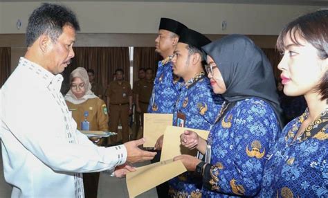 Cpns Formasi Diangkat Jadi Pns Di Pemko Batam Rudi Serahkan