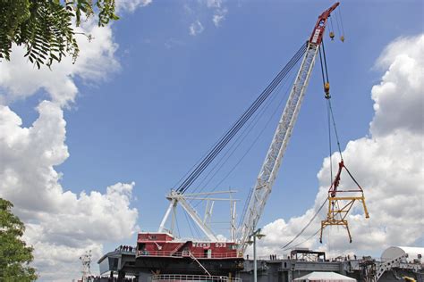 Picture Of Weeks Crane That Was Used To Lift The Space Shu Flickr