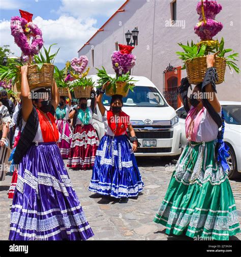 Bailarinas Mexicanas Con Trajes Tradicionales De Oaxaca Oaxaca De