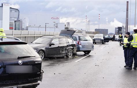 15 beteiligte Autos Mehrere Verletzte nach Glätte Unfall in Linz