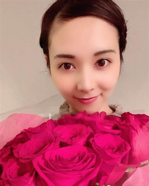 瀬野ユリエさんのインスタグラム写真 瀬野ユリエinstagram 「素敵なバラ🌹の花束頂きました🥺ありがとうございます