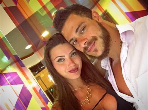 Pau grande A Fazenda 10 Namorada de Léo Stronda comenta nude vazada Sei bem o que eu tenho em